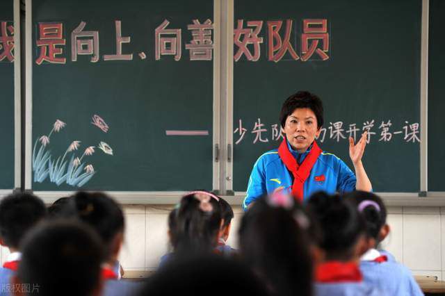 曼莫（路易斯•费尔南多•佩纳 Luis Fernando Peña 饰）与怙恃糊口在墨西哥小镇桑塔安那，靠务农为生。德里奥水公司在四周河道建坝拦水，至使全部地域严重缺水。昂扬的水价导致走投无路的农人往坝上偷水。德里奥水公司在美国境内的总部则雇佣飞翔员鲁迪（雅各布•维加斯 Jacob Vargas 饰）经由过程精力连线远控操纵无人轰炸机冲击“可骇份子”庇护水坝，炸毁了曼莫的居处，曼莫的父亲被就地杀死。哀痛的曼莫分开故乡来到美墨边疆城市蒂华纳找工作，碰见女作家鲁兹（莱诺•维埃拉 Lennor Varela 饰）。鲁兹帮曼莫装上“结点”，从此曼莫进进工场精力连线远控把持美国各地的机械人从事沉重的体力劳动。鲁兹为了延续出售曼莫的故事，与他的接触慢慢加深，二人终究相爱。但收集另外一边采办曼莫故事的人竟是鲁迪……